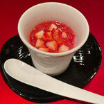 もちづき - 杏仁豆腐、生イチゴとイチゴジャム