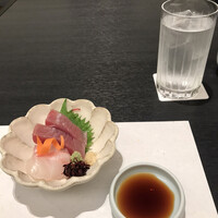 京都祇園 八坂圓堂 大丸東京店 - 松花堂弁当４４００円。お造り。鰹、鯛。特筆することはありませんが、美味しくいただきました(^｡^)