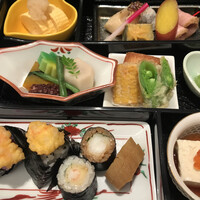 京都祇園 八坂圓堂 大丸東京店 - 松花堂弁当４４００円。温かいものは温かいですが、ヌルい感じです。。。天ぷら、別皿が良かったです。。（；＿；）