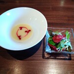 肉バル＆ダイナーJajaja - 新じゃがいもとビーツのスープ