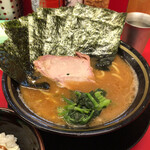 豚骨醤油ラーメン 王道家 - ラーメン海苔トッピング