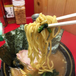 豚骨醤油ラーメン 王道家 - 麺リフトアップ