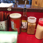 豚骨醤油ラーメン 王道家 - 調味料たち