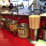 豚骨醤油ラーメン 王道家 - 調味料たち