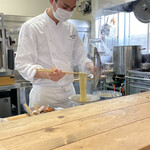 Ramen FeeL - 平ザルで湯切りをする店主