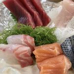 旅館ごとう‎ - 左サイドは、「鮪赤身、スズキ、サーモン」