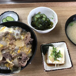 マルミヤ食堂 - 他人丼。小鉢と味噌汁が付いてきます