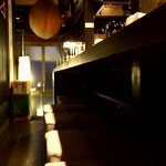 店内：背もたれと壁の感覚が狭いです。