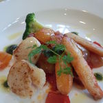 レストラン マヨール - 帆立貝とズワイ蟹ののムニエルラタトゥイユ添え　バジルの香り