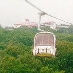 赤倉観光ホテル - ホテルを通過するゴンドラ