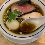 手打式超多加水麺 ののくら - 煮卵中華そばスープ