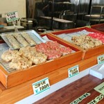 松そば - カウンターにズラリ並ぶ天ぷら