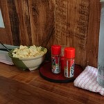 松そば - 客席テーブルには無料天かすが置かれる