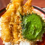 Kamakura Karari - 天丼の食材は、えび、舞茸、穴子、玉ねぎ、大葉。時期的に穴子に期待しましたが残念。カラッと揚がっているのはいいが、すぐ固くなります。火の通しも均一で、全て通し過ぎ。ただ、場所の割にコスパは素晴らしい。