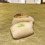 まんてん鮨 - 北海道の帆立貝炙り
            写真を撮らずに食べてしまうところでしたσ(^_^;)
            山葵は食べるつもりで私がのせました。
            甘みがあります。