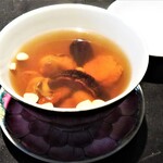 仁修樓 - 鶏と巻貝の薬膳スープ