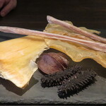 仁修樓 - ピンの食材　ハンマーヘッドのフカヒレ　干し鮑　　鹿アキレス腱　干しナマコ