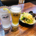 地鶏ともつ鍋 丸九 - お通し・生搾りレモンサワー・ビール