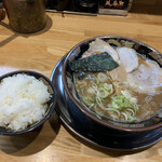 関西 風来軒 - とんこつラーメン、サービスライス♪