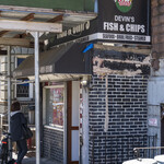 Devin's Fish & Chips - 店舗入り口。店舗は階段を降りる半地下です。