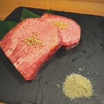 Yakiniku Horumon Fujibi-Fu - 黒毛和牛生厚切りタン塩　食べ応えあり！！