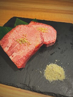 Yakiniku Horumon Fujibi-Fu - 黒毛和牛生厚切りタン塩　食べ応えあり！！