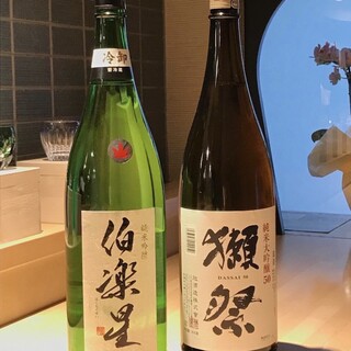 Enjoy sake that goes well with Japanese Japanese-style meal in carefully selected sake vessels.