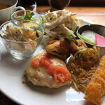 cafe neve - ・日替わりランチ [鶏と豆腐のトマトチーズバーグとフライセット]