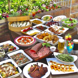 屋外で楽しむライブ感◎鉄板焼きや窯焼きピッツァを堪能