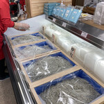 西村物産 直売店 - しらす色々。一番奥が釜揚げ。