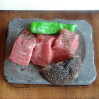 梅の花 本町店 - 牛ロースの溶岩焼き