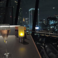 ビューアンドダイニングザスカイ - ロゼのスパークリングワインと東京タワーの見える夜景（左側の大きなビルは，ホテルニューオータニのタワー館）