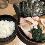 皇綱家 - チャーシューラーメン 980円(税込)
      高級のり　100円(税込)
      ライス(おかわり自由)  100円(税込)