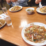 新華園 - 皿うどん×3、やきめし×1が同時配膳♪