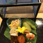 Akasaka Kikunoi - 昼懐石１３３１０円。八寸。左手の、黄身酢和え、蛸の子、烏賊酒盗焼きが、特に良かったです（╹◡╹）（╹◡╹）