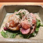 とり茶太郎 - 鳥肉のマリネ（左：名古屋コーチンの胸肉 右：ほろほろ鳥のもも肉）（アップ）