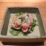 とり茶太郎 - 鳥肉のマリネ（左：名古屋コーチンの胸肉 右：ほろほろ鳥のもも肉）