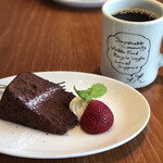 Q CAFE by Royal Garden Cafe - セットのホットコーヒーと追加とランチデザート(ショコラ)