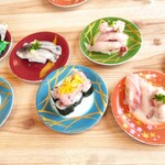 回転寿司 やまと 君津店 - 左上から、アジフライ（¥310)、いわし（¥250）、地魚三種盛(¥470)、ガリ、左下から、厚焼き玉子(¥140)、とろタク爆盛(¥360)、地魚三種盛  すべて税込　（2021年6月）