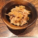 鳥茂 - お通し
      ガツと玉ねぎの 醤油和え。