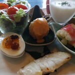 カフェ笑夢 - 焼き魚、魚擂り身のコロッケ、ゆで卵のオリーブオイルかけ、等