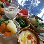 カフェ笑夢 - ビシソワーズ、じゃがいもと人参の煮物、ワラビのお浸し、グラタン等