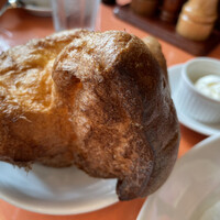 トラットリア グランボッカ - ポップオーバー！塩ホイップやメープルシロップをかけていただく