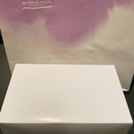 Grains de vanille - 清潔で清楚なイメージの真っ白なケーキBOX。それから淡い水彩画みたいな紫のショッピングバッグ☆*。