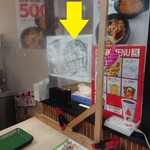 リンガーハット - レジの厨房側に麺増量無料のチラシが見えました