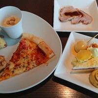テーブル36 - ピザも楽しみにしてたけど思ってたのと違う…はちみつの味する？