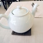 アルチザン・パティシエ・イタバシ - ローズティーは、ポットで提供（３杯とれます。）