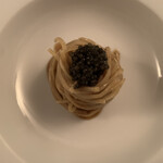 プリズマ - 自家製キャビアと赤ワインソースのタリオリー二