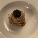 プリズマ - 自家製キャビアと赤ワインソースのタリオリー二