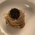 プリズマ - 自家製キャビアと赤ワインソースのタリオリー二